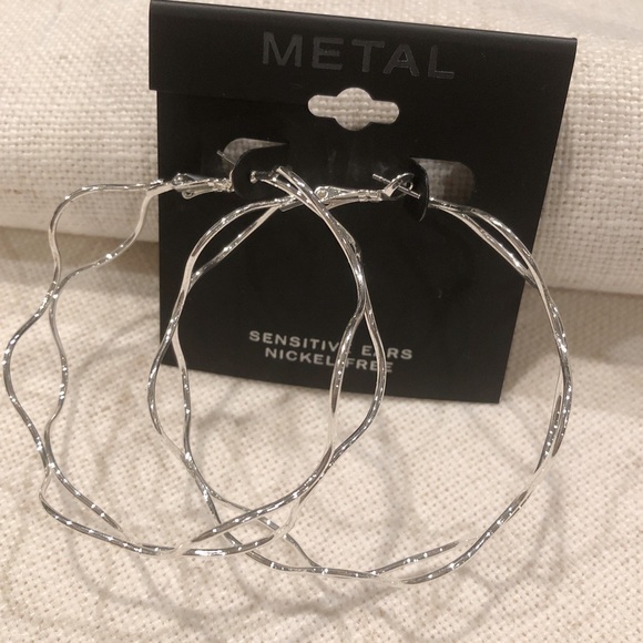 METAL Jewelry - 🆕 METAL Wavy Silver Hoops METAL Jewelry - 🆕 METAL Wavy Silver Hoops